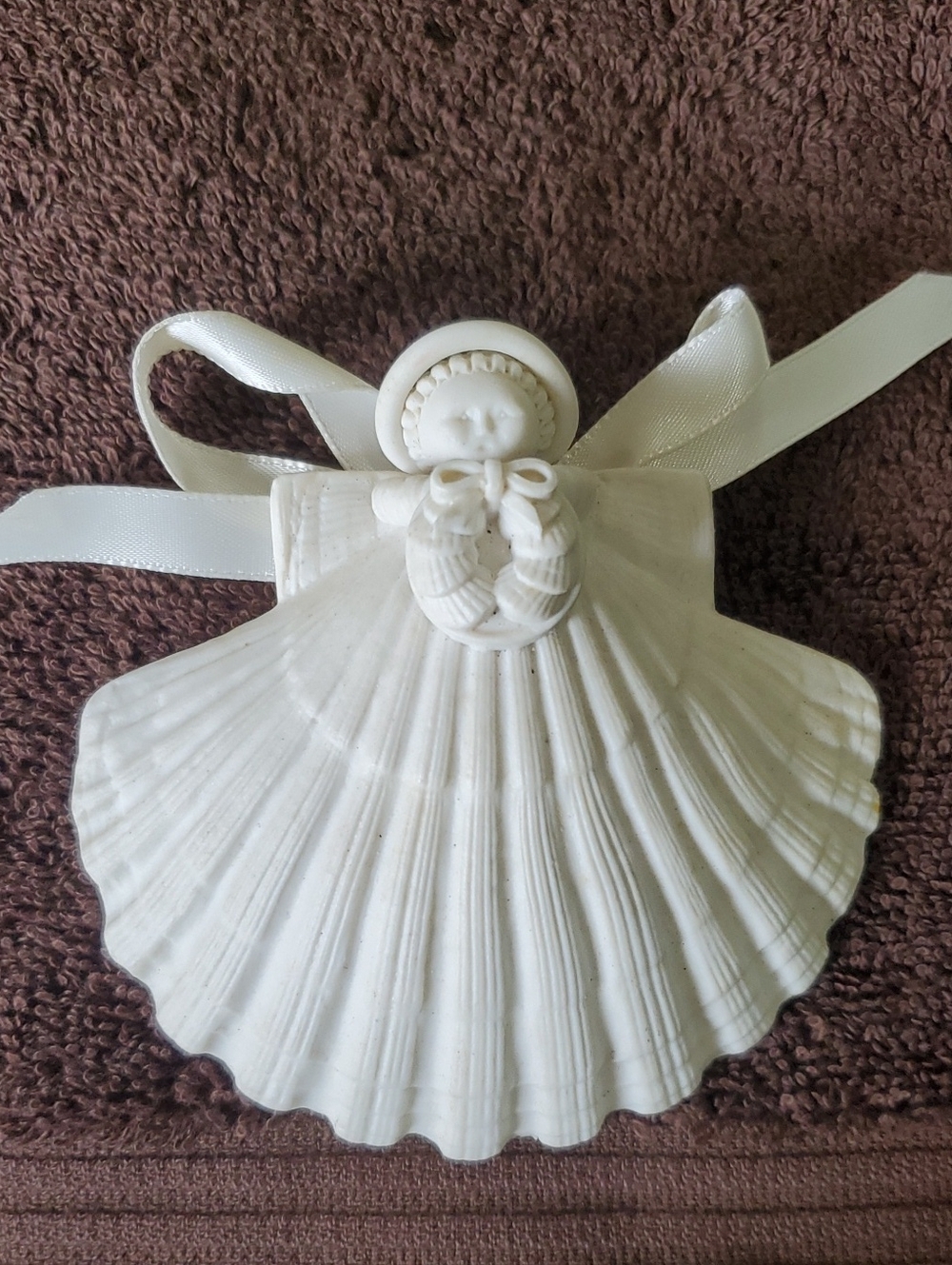 Margaret Furlong Shell Wreath Angel Ornament 1985 White Bisque RARE - Picture 1 of 6